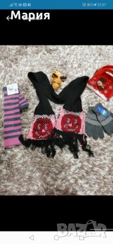Нов комплект шал със снежен човек, ръкавички и чорапки-машинно плетиво , снимка 3 - Шапки, шалове и ръкавици - 23857145