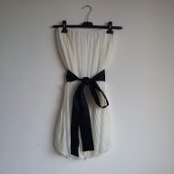 НОВА плисирана бяла рокля с черен колан, снимка 3 - Рокли - 18597193