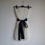 НОВА плисирана бяла рокля с черен колан, снимка 3