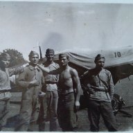 ОРИГИНАЛНА СНИМКА SOLDIERS-PILOT 1943 WWII  Authentic Image Air Force WAR-PLANE, снимка 2 - Антикварни и старинни предмети - 15990355