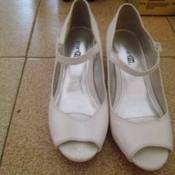 Бели ,елегантни на нисък ток, снимка 1 - Дамски обувки на ток - 15255459