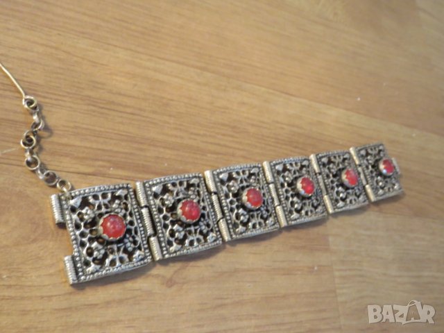 Старинна възрожденска бронзова гривна 1760 - 1878г с красиви орнаменти  и червени камъни, снимка 2 - Антикварни и старинни предмети - 26124578