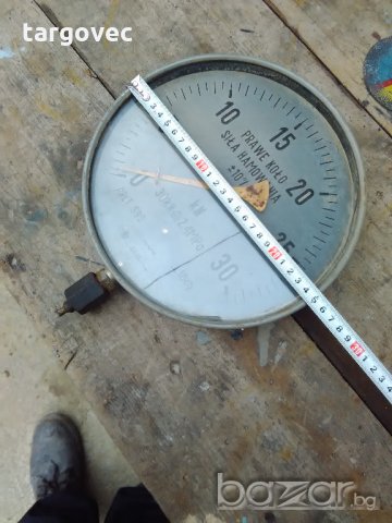 огромен манометар 