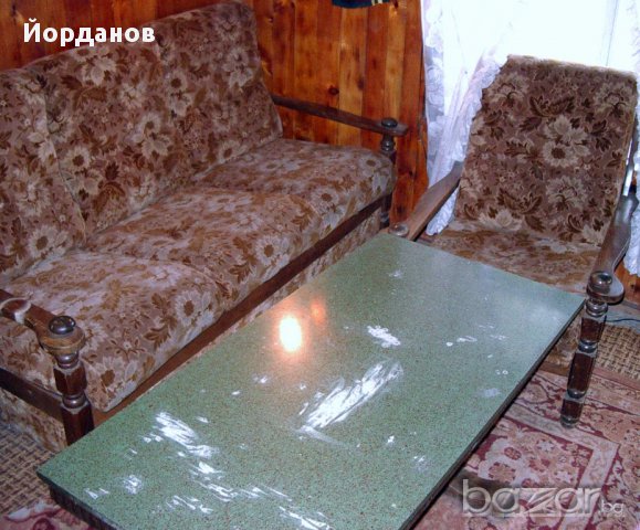 Продавам секция, холна масичка и бюро