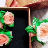 Колие и обеци Цветя (подарък луксозна кутия), снимка 5 - Бижутерийни комплекти - 21268717