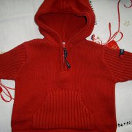 Червен пуловер с качулка, снимка 4 - Жилетки и елечета за бебе - 17352889