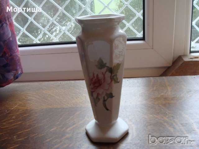 Английска порцеланова вазичка , снимка 1 - Декорация за дома - 20819905