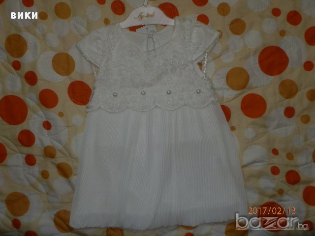 Бяла рокличка с перлички 9-12м, снимка 1 - Бебешки рокли - 17664416