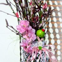 Плетена ваза с пролетна аранжировка, снимка 1 - Вази - 24375240