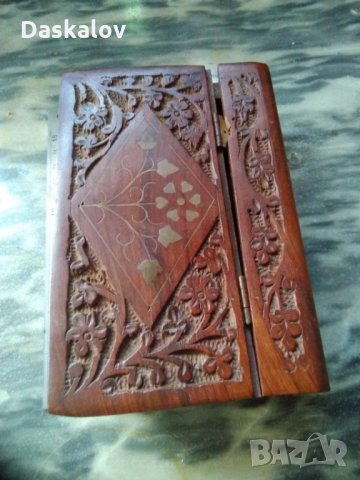 Продавам старинна дървена кутия