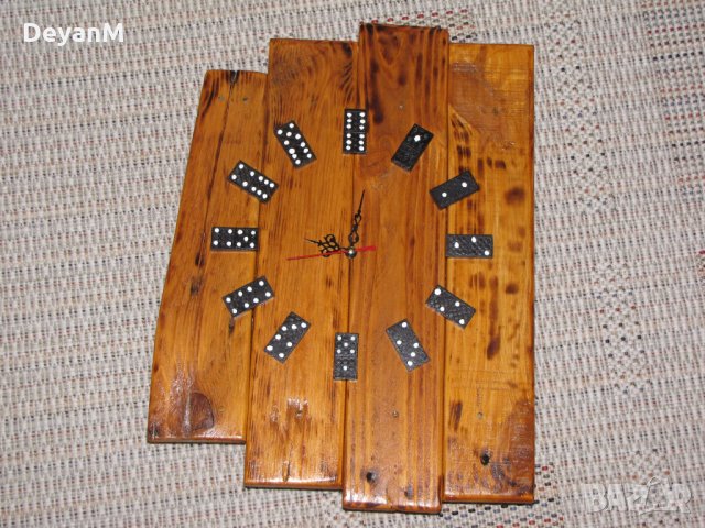 Стенен часовник Домино