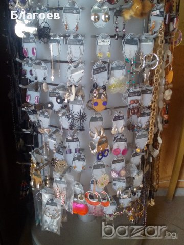 Бижута и Въртящ стелаж за бижута, снимка 3 - Колиета, медальони, синджири - 12975623