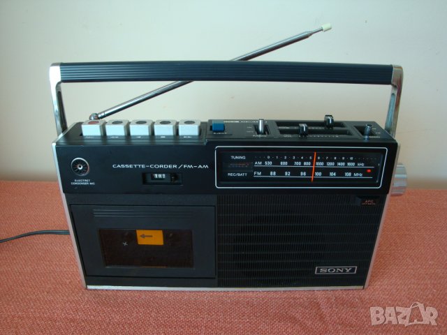 VINTAGE SONY CF-450 AM-FM CASSETTE PORTABLE RADIO                            радиокасетофон , снимка 2 - Радиокасетофони, транзистори - 26042629