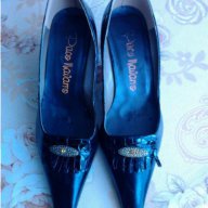 Продавам дамски черни обувки с брошка, снимка 1 - Дамски ежедневни обувки - 14252659