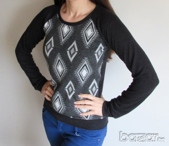 Елегантен пуловер в черно, снимка 1 - Блузи с дълъг ръкав и пуловери - 9655794