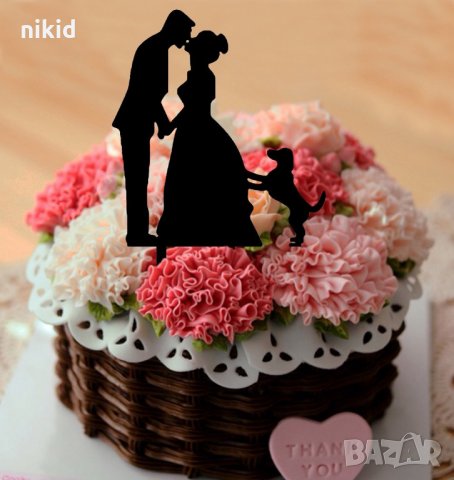 двойка младоженци с игриво кученце пластмасов топер украса табела за сватбена сватба торта
