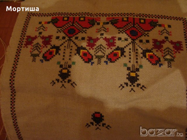 Автентична бродирана каре ,възглавница , снимка 2 - Декорация за дома - 18449863