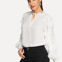 Блуза в бяло и ефектни ръкави, снимка 2 - Корсети, бюстиета, топове - 24548511