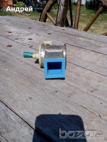 Стара мелничка за орехи, снимка 2 - Антикварни и старинни предмети - 19170746