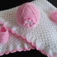 плетен комплект за бебе - одеало, шапка, пантофки, снимка 2 - Комплекти за бебе - 22113400