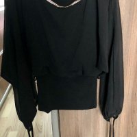 Черна блуза с камъчета, снимка 1 - Блузи с дълъг ръкав и пуловери - 22910205