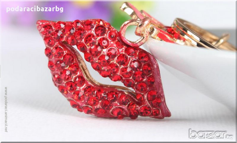 КЛЮЧОДЪРЖАТЕЛ – ЧЕРВЕНА КРИСТАЛНА ЦЕЛУВКА, снимка 1