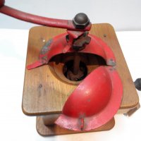 Стара ръчна дървена кафемелачка, снимка 8 - Антикварни и старинни предмети - 24473817