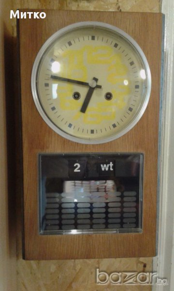 Часовник механичен стенен с дата и ден- колекционерски., снимка 1