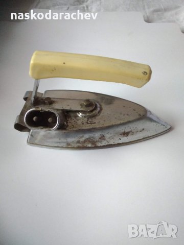 Стара малка ютия от 1981 г., снимка 6 - Антикварни и старинни предмети - 25553807