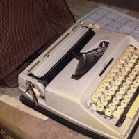 Пишеща машина в куфар - Maritsa 12, ретро/винтидж, снимка 1 - Антикварни и старинни предмети - 25810798