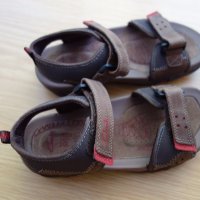 нови кожени сандали Clarks, 31ви номер, снимка 1 - Детски сандали и чехли - 18684339