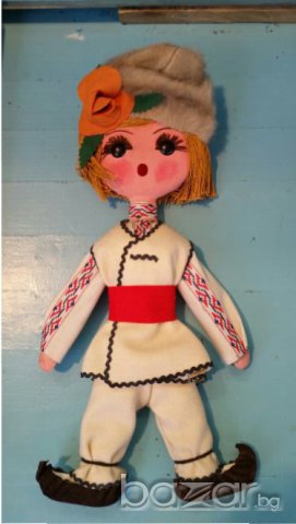 Ръчно изработена кукла от дърво.