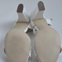 Бели обувки на ток, снимка 3 - Дамски обувки на ток - 21696645