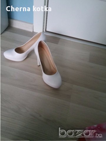 Бели обувки на ток, снимка 4 - Дамски обувки на ток - 16069166