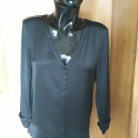 Черна блуза сатен с декорация на раменете Н&М М/Л, снимка 1 - Ризи - 25644600