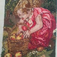  гоблен Момиче пълни кошница с плодове 21см на 17 см, снимка 4 - Гоблени - 18440392