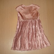 Разкошна сатенена рокля linea, цвят пепел от рози, 4-5г., 110см., снимка 4 - Детски рокли и поли - 15334295