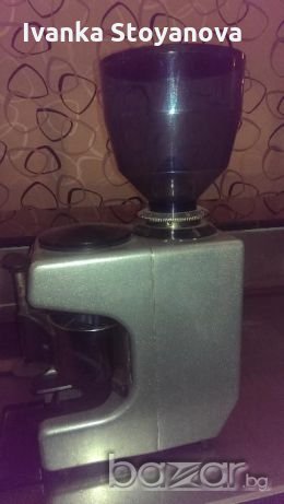 Продавам професионална италианска кафемелачка , снимка 1