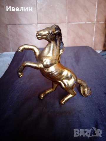 метална статуетка-кон