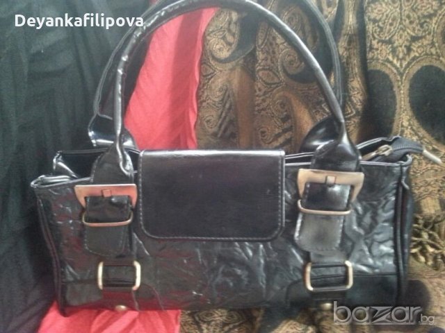 Черна дамска чанта -релефна и гладка кожа.