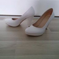 Бели обувки на ток, снимка 2 - Дамски обувки на ток - 16069166