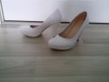 Бели обувки на ток, снимка 2