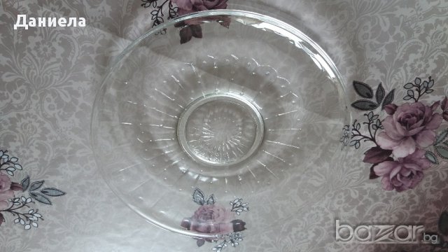 Голяма плитка чиния от закалено стъкло, снимка 1 - Чинии - 17470282