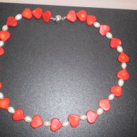 Гердан от червени корали с форма на сърце и бели перли, снимка 1 - Колиета, медальони, синджири - 8738278