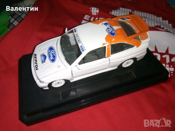 Метална количка Ford Escort - мащаб 1:24 - Burago, снимка 2 - Колекции - 22220917