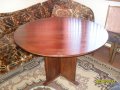 кръгла дървена маса