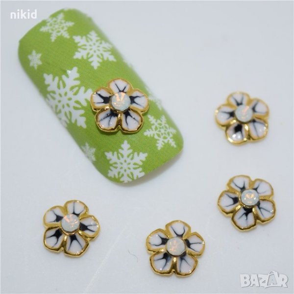 Красиво бяло цвете с черно и камъче бижу декорация за нокти маникюр, снимка 1