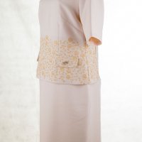 Елегантна рокля в бледорозов нюанс с бродерии марка Poza - EU 42 и EU 46, снимка 2 - Рокли - 25774630