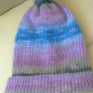 Ръчно плетена шапка с понпон , снимка 3 - Шапки - 13393243
