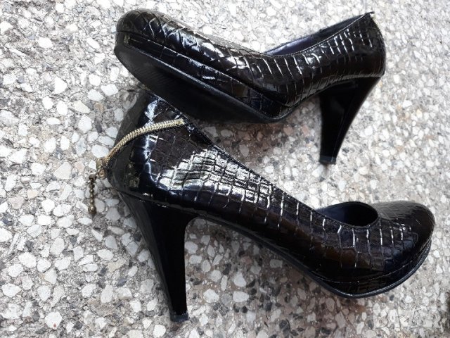 Черни лачени обувки на ток змийски релеф и цип  38/39, снимка 3 - Дамски ежедневни обувки - 21825811